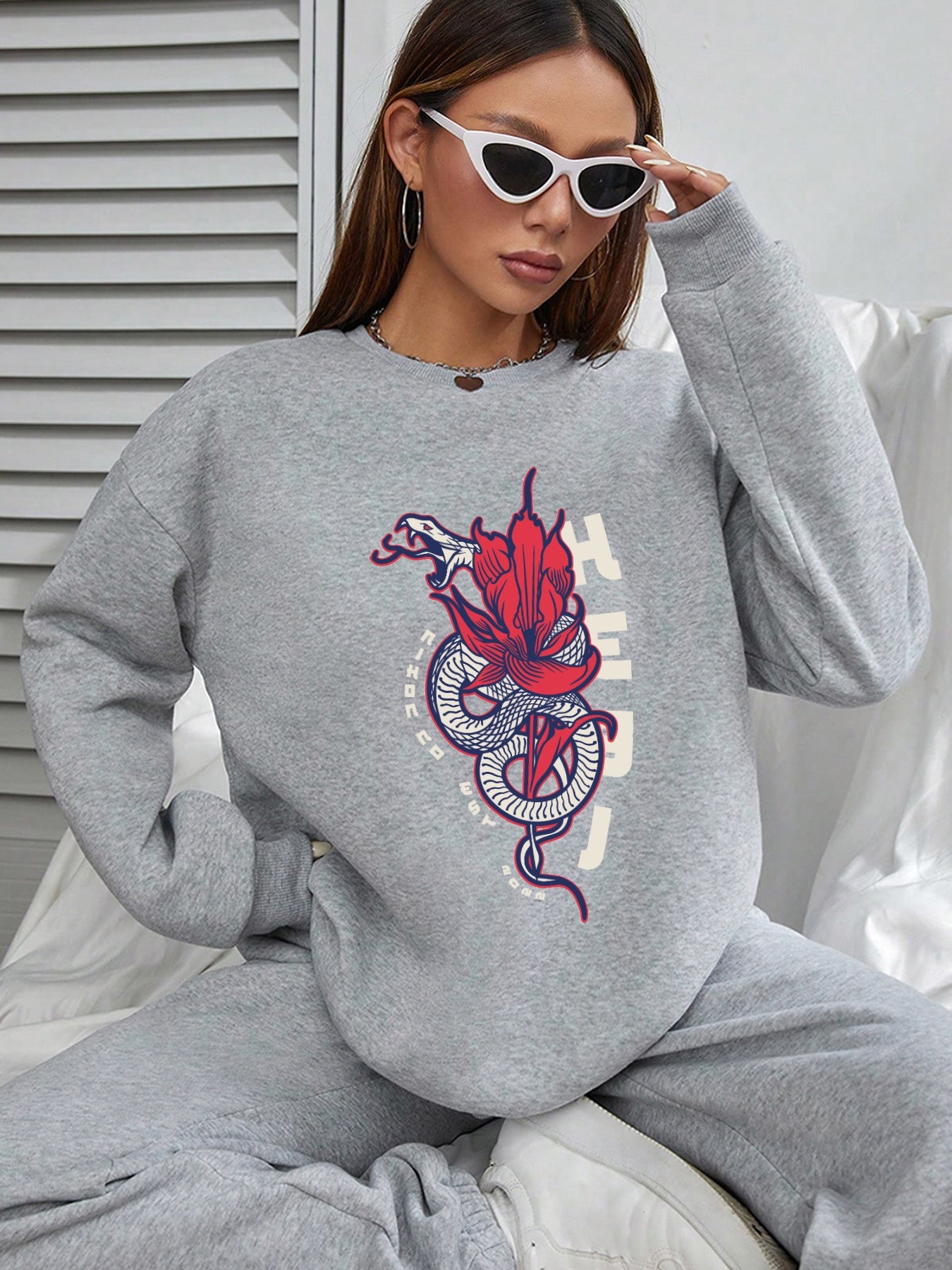 Women Snake Totem Printed Crew Neck Pullover